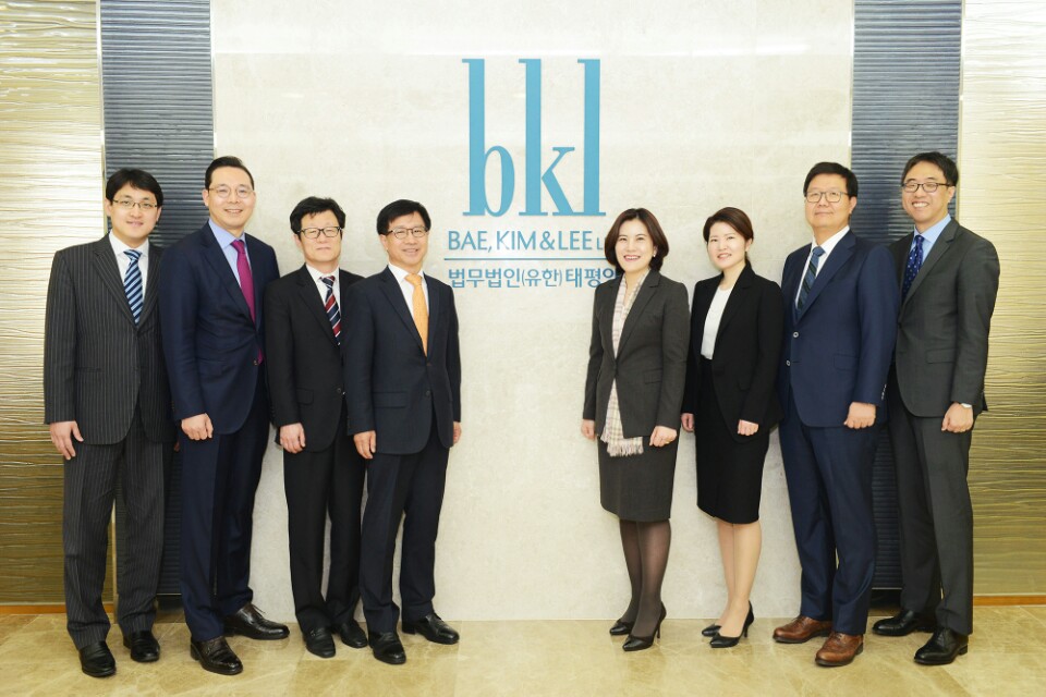 사진 왼쪽부터 김태균, 민인기, 박정희, 권택수, 김지현, 박선영, 강기중, 남문기 변호사