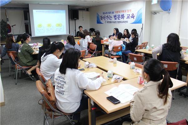 김앤장 사회공헌위원회 소속 서대현 변호사가 송파구 다문화가족지원센터 결혼이주여성들에게 국적취득과 성본창설 교육을 하고 있다