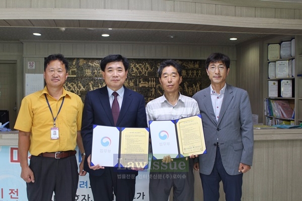 김수진 지부장(사진왼쪽 두번째)과 성지연 병원장 등이 업무협약서를 내보이며 기념촬영을 하고 있다.