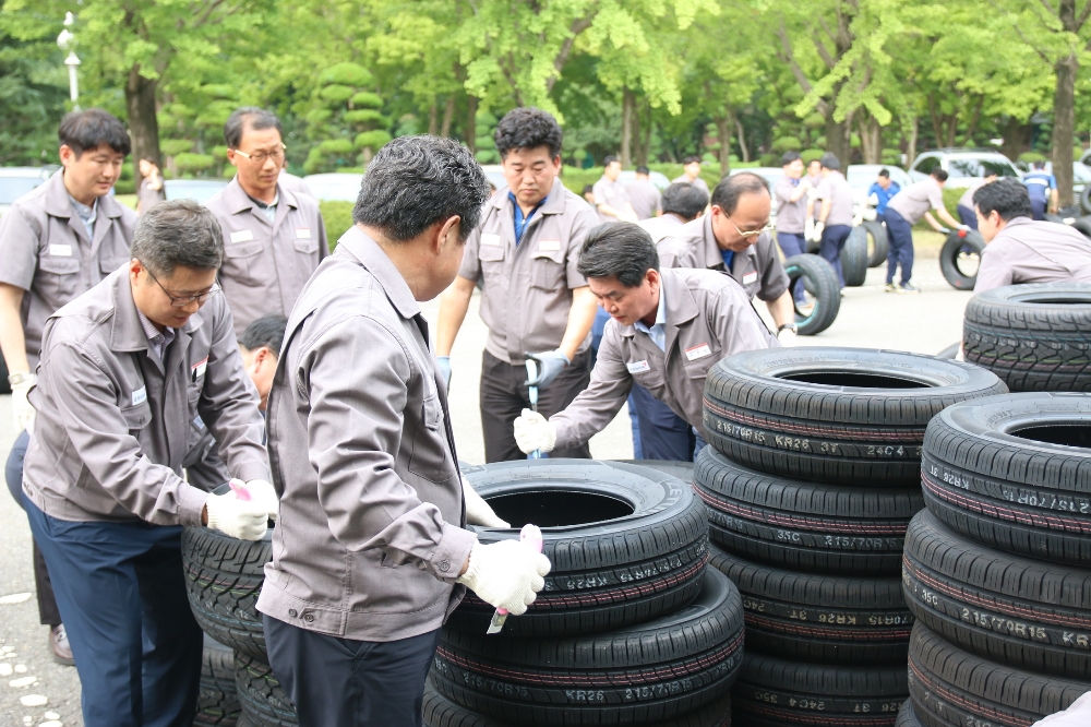 28일 광주공장에서 임직원 100여명이 모여 타이어 500개 절단식 실시​정성 들여 만든 제품을 스스로 절단하며 경영정상화를 다짐하고 있다.(사진=금호타이어) 