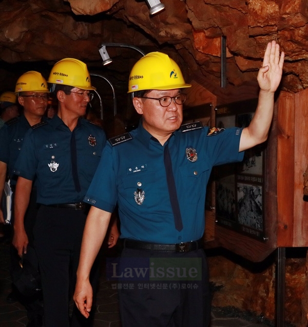 황운하 울산경찰청장이 동굴피아를 점검하고 있다.