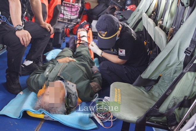 헬기로 응급환자를 후송하고 있다.