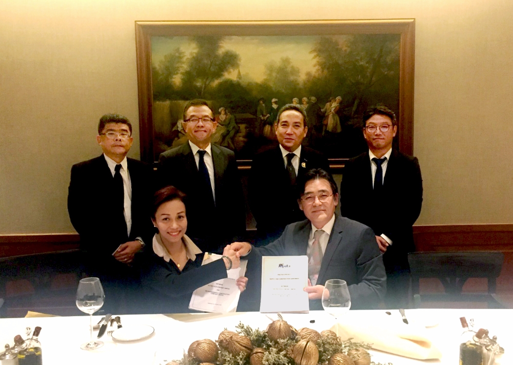 태국 현지에서 진행된 계약식에서 황장환 SK건설 전무(앞줄 오른쪽)와 차난치다(Chananchida) PTT 글로벌케미칼 폴리올 법인장(앞줄 왼쪽)이 계약체결 후 기념촬영을 하고 있다.(제공=SK건설)