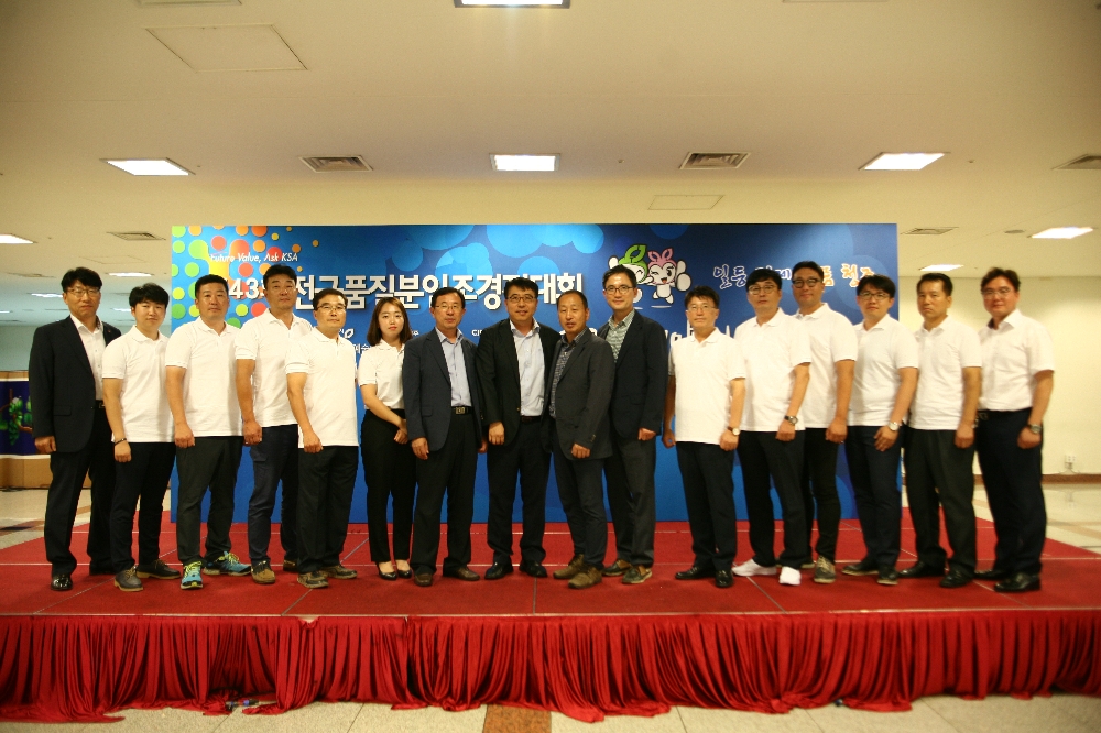 전국품질분임조경진대회에 참가한 한전KPS 고리1사업처 씨앗 분임조가 발표에 앞서 품질안전실장과 함께 결연의 의지를 다지고 있다.(사진=한전KPS)