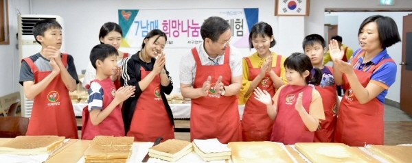 7남매와 함박웃을 짓고 있는 유정복 시장