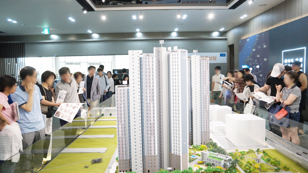 신반포센트럴자이 견본주택을 찾은 방문객들이 모형도를 둘러 보고 있다.(사진=GS건설)