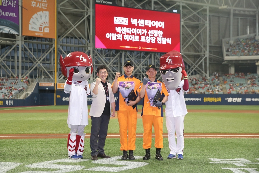 ‘이 달의 히어로’ 캠페인 이미지.(사진=넥센타이어)