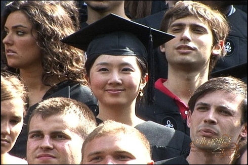 '다민족 사이에 당당하게 박사모 쓴 금나나, 미소'...눈에 띄는 남다름