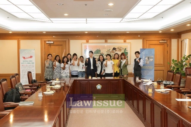 다문화가정초청 오픈코트행사를 갖고 기념촬영.