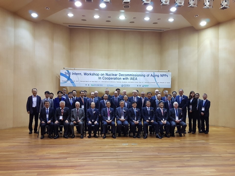 한국수력원자력이 지난 11일부터 사흘간 IAEA, 한양대학교 원전해체연구센터와 공동으로 안전한 원전해체를 준비하기 위한 워크숍을 개최하고 참석자들이 기념촬영을 하고있다(사진=한국수력원자력)