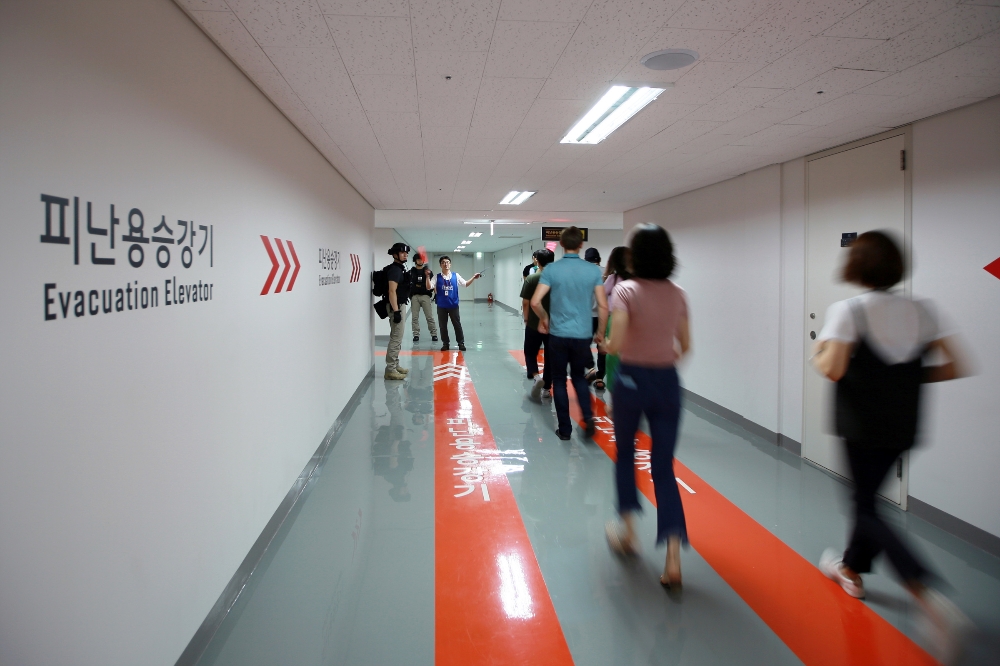 롯데월드타워 민방공 대피훈련 모습.(사진=롯데그룹)