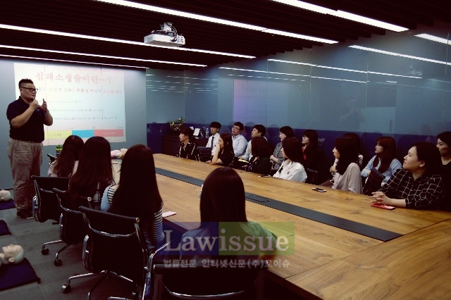 응급처치교육을 진행하고 있다.