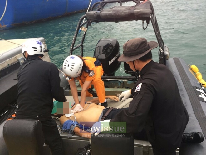 부산항대교 투신자를 구조하고 있다.