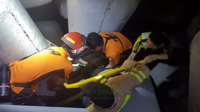 테트라포드로 실족한 낚시객을 구조하고 있다.