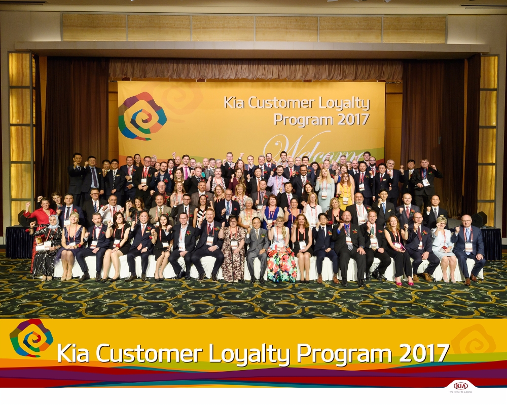 ‘기아차 해외 우수고객 초청행사’에 참가한 고객들과 기아자동차 임직원이 환영 만찬행사에서 함께 기념촬영을 하고 있는 모습.(사진=기아자동차)