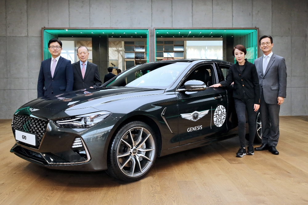 G70 옆에서 기념 촬영을 하고 있는 류창승 국내마케팅실장, 김동호 이사장, 강수연 집행위원장, 이광국 국내영업본부장의 모습(좌에서 우).(사진=제네시스)