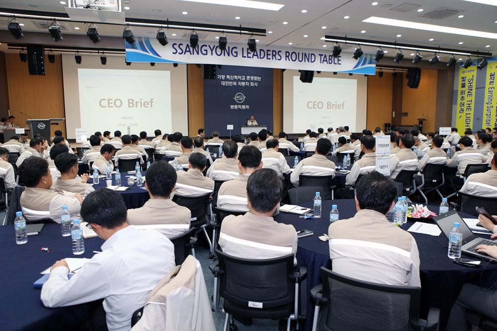 쌍용자동차 최종식 대표이사가 쌍용 리더스 라운드 테이블에 참석한 임직원들에게 소통의 중요성을 당부하고 있다.(사진=쌍용자동차)