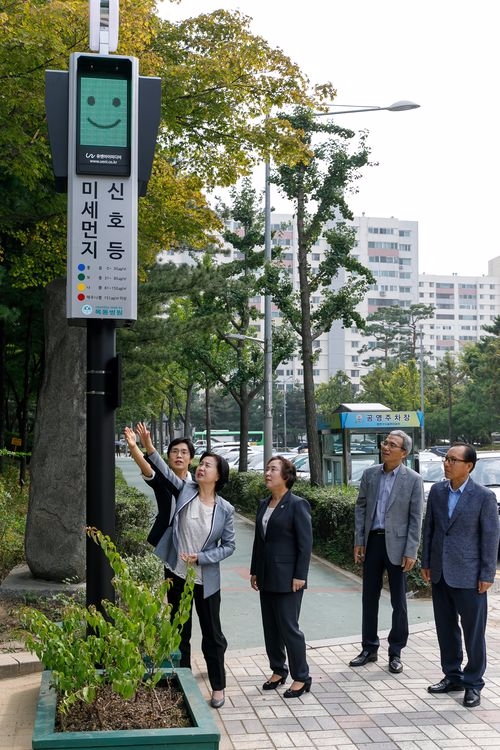 양천공원 입구에 설치한 ‘미세먼지 신호등’을 정혜원 이대목동병원장(사진 왼쪽 3번째)과 김수영 서울시 양천구청장(사진 왼쪽 2번째) 등 관계자들이 살펴보고 있다(사진=이대목동병원)