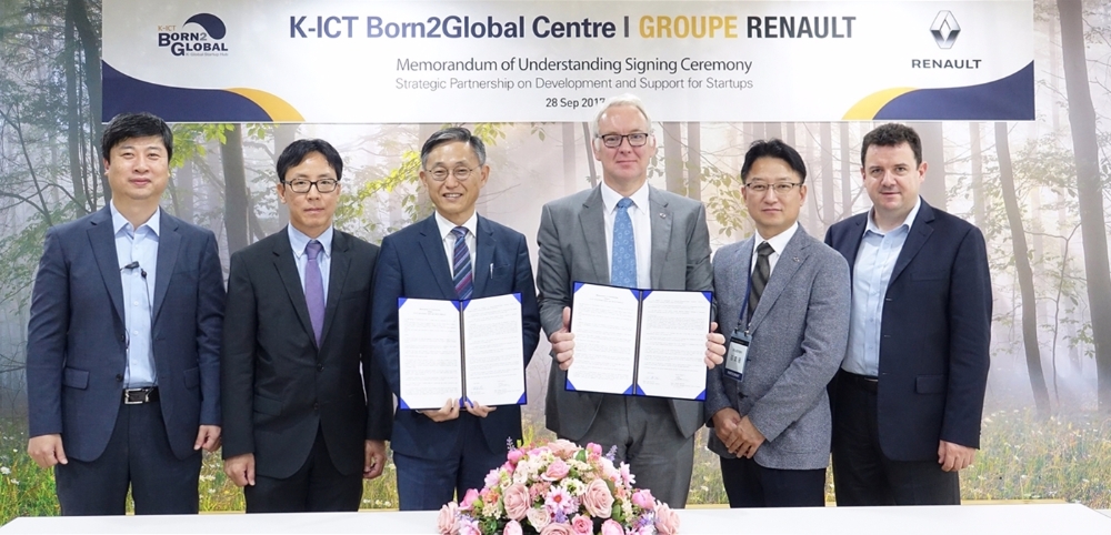 르노그룹과 본투글로벌센터 간 MOU 체결식. 좌로부터 본투글로벌센터 김태욱 팀장, 과학기술정보통신부 최준환 과장, 본투글로벌센터 김종갑 센터장, 르노그룹 스테판 마빈 상무, 르노삼성자동차 김호웅 수석, 마크 보사 수석.(사진=르노삼성자동차)