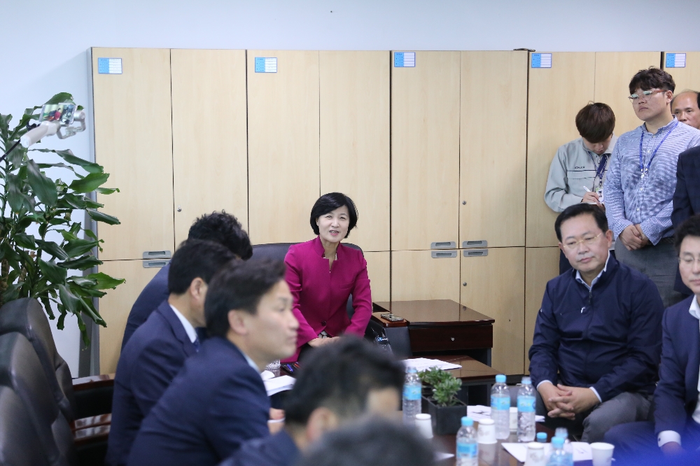 인천항 연안여객선 안전관리 및 운송현황에 대해 보고 받고 있는 추미애 대표. (사진=인천항만공사)