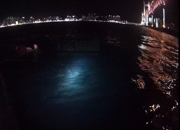 광안대교 투신자를 구조하고 있다.