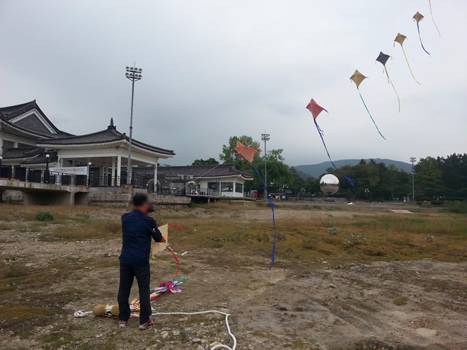 긴 연날리기 기능 보유자가 연날리기를 시범보이고 있다.