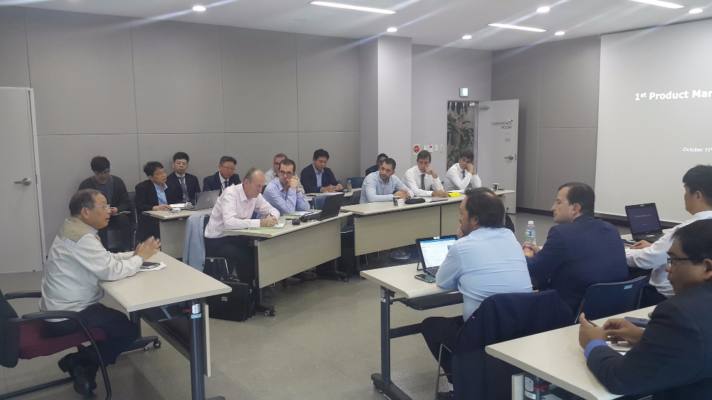 쌍용자동차 글로벌 제품 마케팅 협의회가 디자인센터 콘퍼런스룸에서 쌍용자동차 최종식 대표이사(사진 맨 왼쪽)와 미팅을 진행하고 있다.(사진=쌍용자동차)