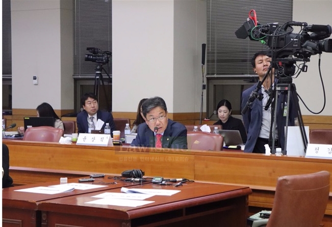 윤상직 의원이 해사법원의 부산설치에 대해 대법원의 협조를 구하고 있다.