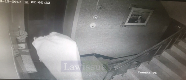 이불을 뒤집어쓰고 사우나를 침입하고 있고 있는 피의자.