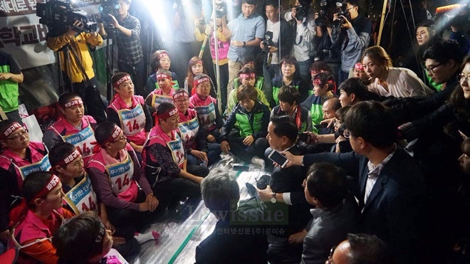 10월 10일 밤 9시쯤 단식농성장을 찾은 김상곤 사회부총리 겸 교육부장관.