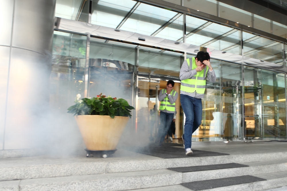 지난 13일 오후 경기 용인의 녹십자 본사 사옥에서 열린 재난대비 안전교육 및 대피훈련에서 임직원들이 훈련에 임하고 있다.(사진=녹십자)