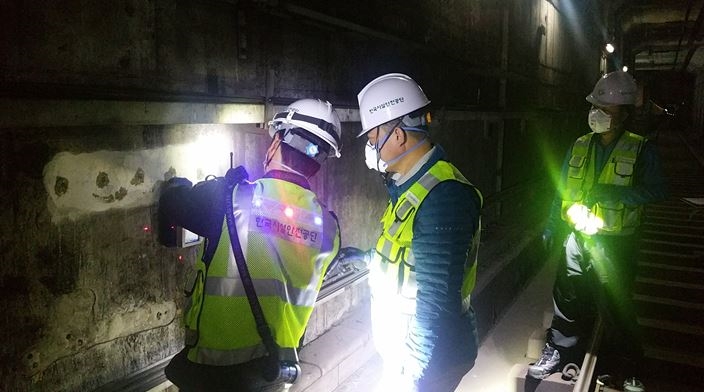 문동주 경영기획이사가 공단 관계자들과 함께 터널내 비파괴 검사를 하고 있다. (사진=한국시설안전공단)