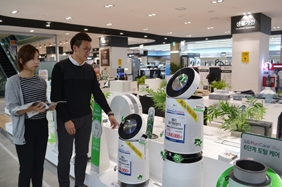 매장을 둘러보는 고객들. (사진= 전자랜드프라이스킹)