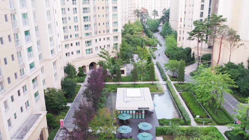 김포 풍무 꿈에그린 유로메트로 내 있는 ‘카사 파크(Casa Pakr)’ 전경. 수로, 공용텃밭이 있어 아이와 함께 전원생활을 체험할 수 있으며, 맘스카페에서는 엄마들의 커뮤니티 활동이 진행된다.(사진=한화건설)