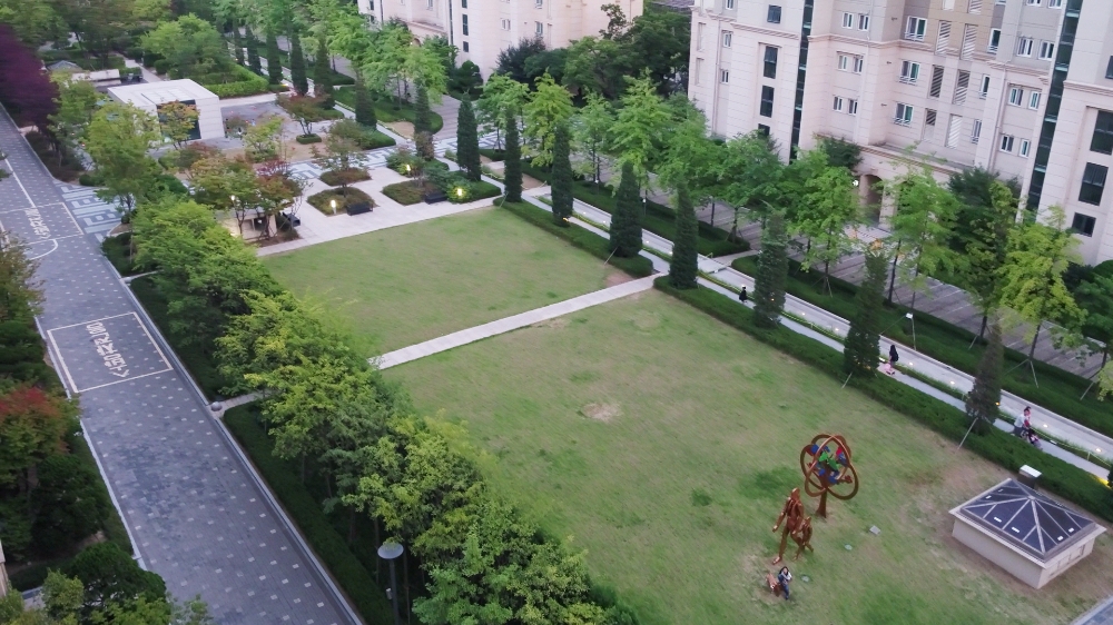 김포 풍무 꿈에그린 유로메트로 ‘그린카펫(Green Carpet)’ 전경. 넓은 잔디광장으로 아이들이 마음 편히 뛰어 다닐 수 있으며, 봄, 가을 피크닉 장소로도 많이 활용되는 장소다.(사진=한화건설)