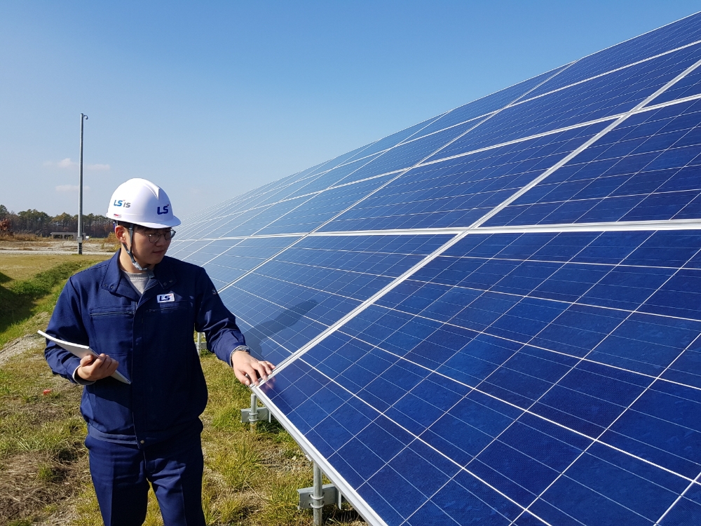 LS산전이 한국전력과 함께 참여한 28MW급 일본 치토세 태양광 발전소가 26일 준공됐다. 사진은 LS산전 관계자가 태양광 모듈을 점검하는 모습. (사진=LS그룹) 