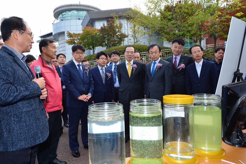 녹조저감기술 소개 및 시연 모습.(사진=K-water)