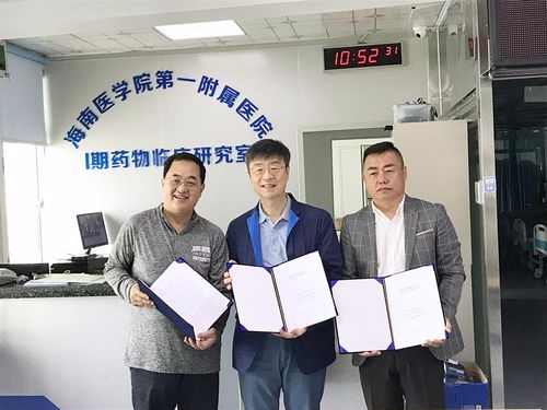 강남 연세사랑병원 고용곤 병원장(가운데)과 해남(하이난) 의과대학 제1병원 임상센터 장센준 센터장(좌측), 징웨춘허 社 김경철 대표(우측)(사진=강남연세사랑병원)