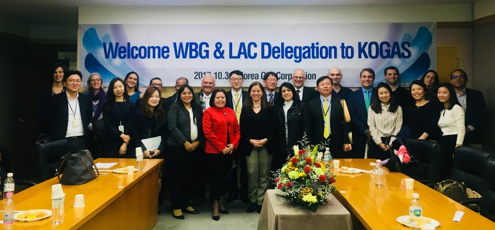 한국가스공사(사장 직무대리 안완기)가 지난달 31일 세계은행 및 중남미 7개국 정부 대표단과 인천 LNG 생산기지 견학 및 업무협의 후 기념촬영을 하고 있다.(사진=한국가스공사)