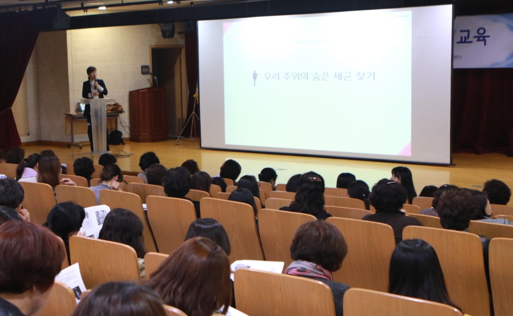 CJ프레시웨이 식품안전센터 위생안전팀 김은아 과장이 영등포구 어린이집 원장 및 조리사를 대상으로 위생ㆍ식품관리 교육을 진행하고 있다.