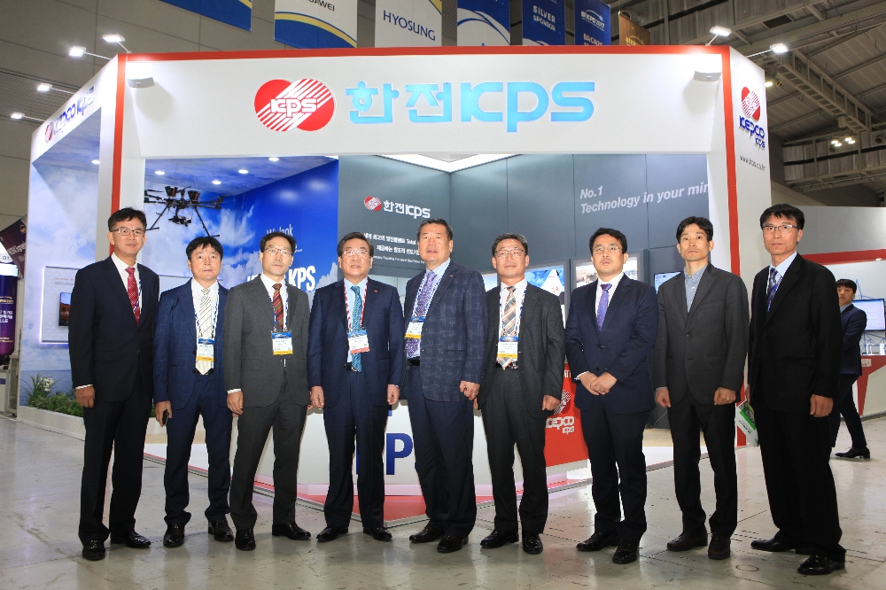 한전KPS 정의헌 사장(사진 왼쪽에서 네 번째)과 임직원들이 BIXPO 2017에 참가해 한전KPS 홍보부스 앞에서 기념사진 촬영을 하고 있다.(사진=한전KPS)