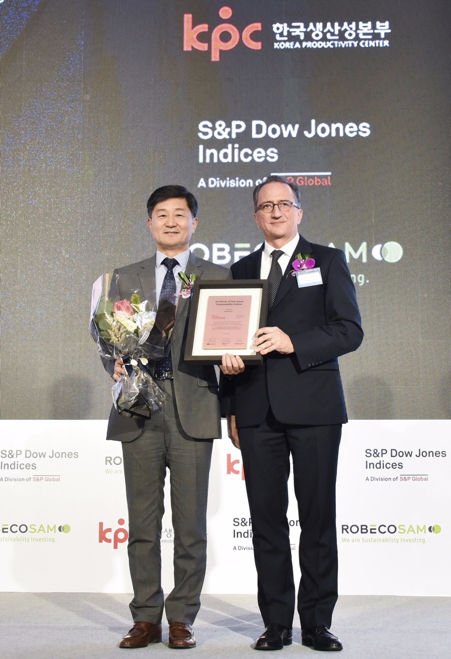 2017 다우존스 지속가능경영 월드 수상식.(좌)한국타이어월드와이드 HR부문장 윤순기 전무, (우)로베코샘 에도아르도 가이 사장.(사진=한국타이어)