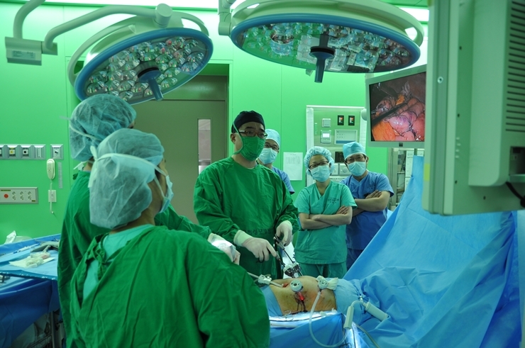 가톨릭대 인천성모병원 위장관외과 김진조 교수(가운데)가 복강경으로 위암수술을 진행하고 있다. (사진=인천성모병원)