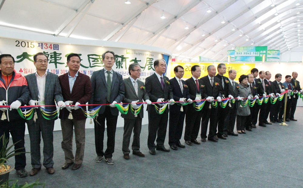 2015년도 국제농업박람회 현장에서 진행된 34회 대한민국 난대전 당시 모습과 관람객. (사진=포도컴)