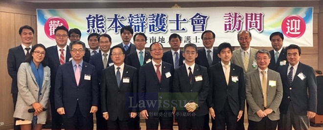 (첫째줄 왼쪽에서부터 4번째) 김주열 회장, (5번째)구마모토현 변호사회 회장 미야타 후사유키가 회원들과 기념촬영.