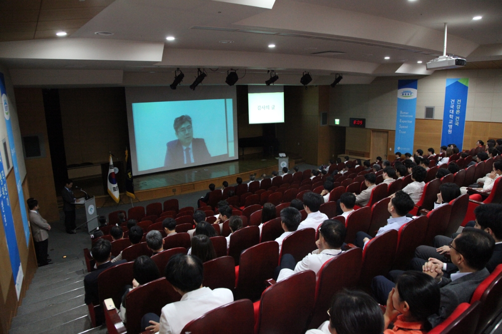 건국대병원은 6일 지하 3층 대강당에서 개최한 교직원 조회에서 환자 아버지로부터 받은 감사 편지를 소개했다. 환자 아버지의 감동적인 영상도 함께 공개돼 눈길을 끌었다.(사진=건국대병원)