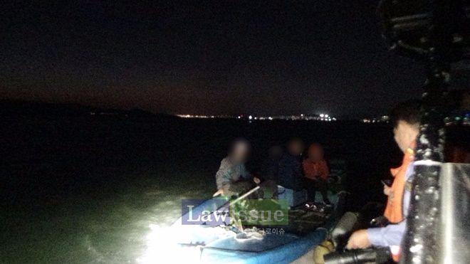 부산해경이 선장 등을 구조하고 있다.