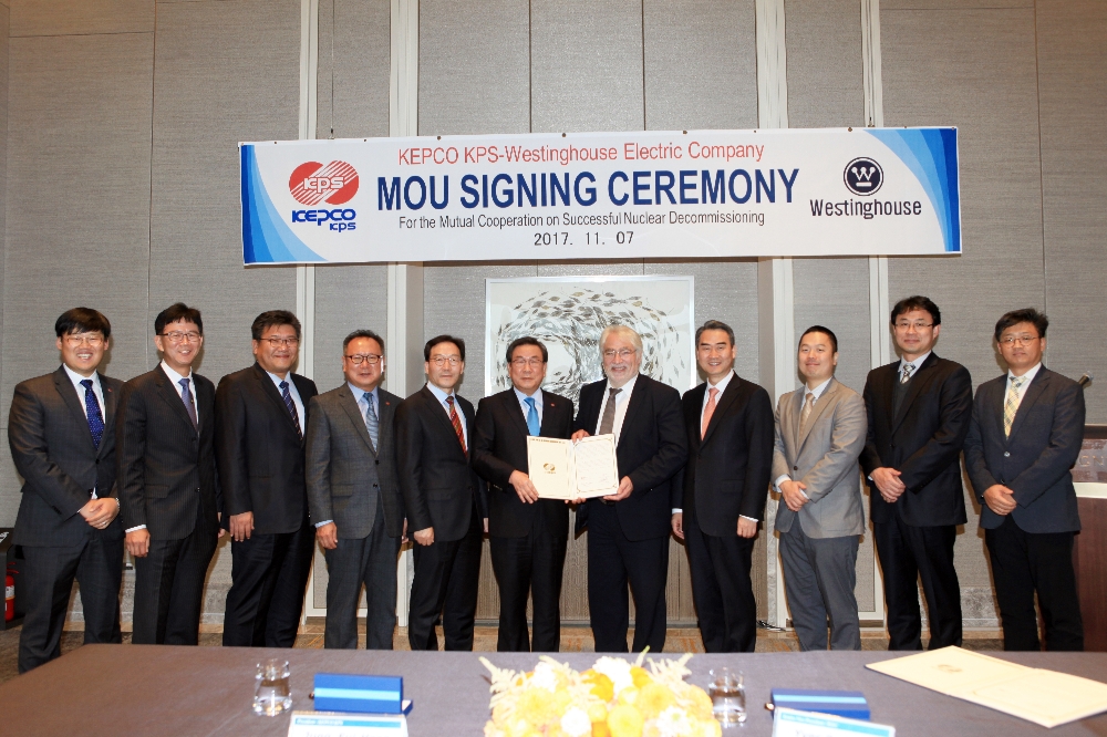 한전KPS 정의헌 사장(사진 왼쪽에서 여섯 번째)과 웨스팅하우스 이브 브라쳇 수석 부사장(사진 오른쪽에서 다섯 번째)이 원전해체 기술협력 양해각서 체결 후 양사 관계자들과 함께 기념촬영을 하고 있다.(사진=한전KPS)
