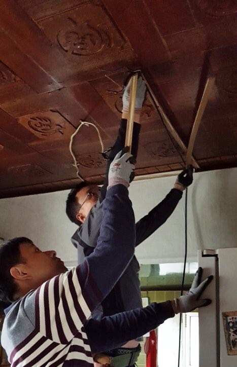 인천항만공사와 인천항시설관리센터 직원들이 대청도에서 사진촬영 법률상담 등 교환을 하고 있다. (사진= 인천항만공사)