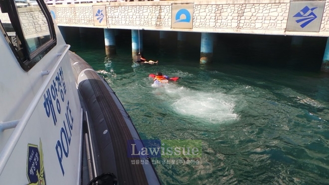 부산해경이 투신자를 구조하고 있다.